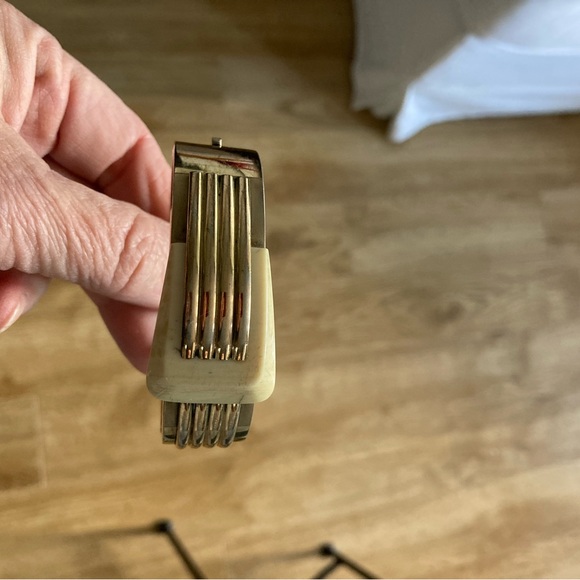 VINTAGE Bangle with Unique Bakelite Buckle Design. Hinge Lock for Easy On + Off - Picture 6 of 8